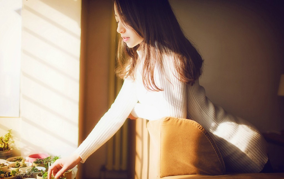 “军师，若事不可违的话，不如……”诸葛亮身边，年轻的马谡看向诸葛亮，犹豫了一下，开口劝道。